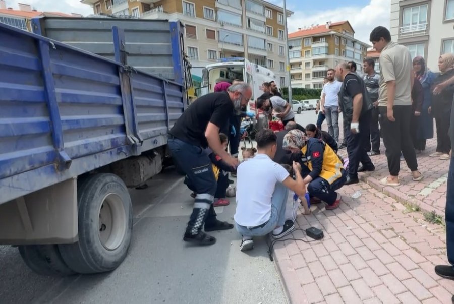 Kamyonetin Altında Kalan Elektrikli Bisiklette Can Pazarı: 3’ü Çocuk 4 Yaralı