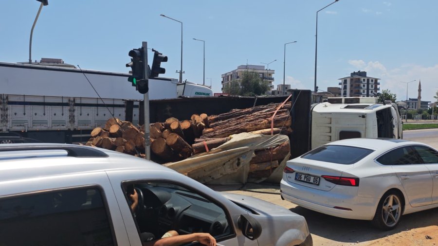 Kamyon Kavşağa Girerken Devrildi, Tomruklar Yola Savruldu