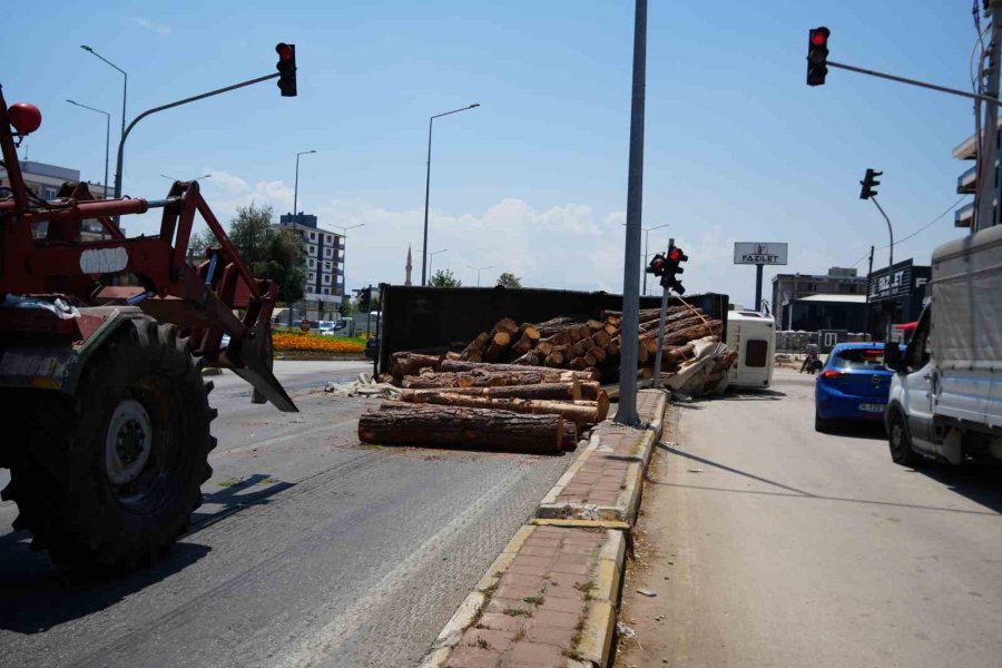 Kamyon Kavşağa Girerken Devrildi, Tomruklar Yola Savruldu