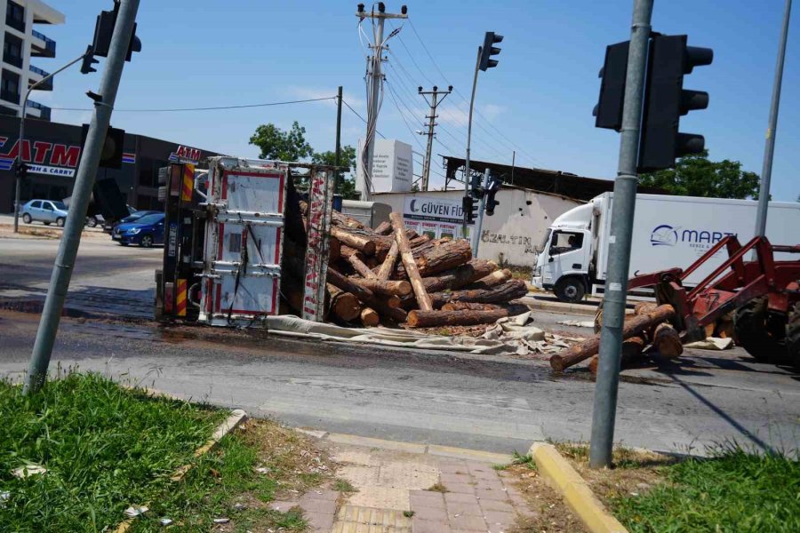 Kamyon Kavşağa Girerken Devrildi, Tomruklar Yola Savruldu