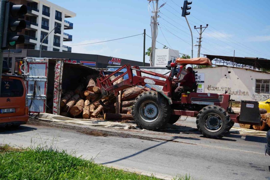 Kamyon Kavşağa Girerken Devrildi, Tomruklar Yola Savruldu