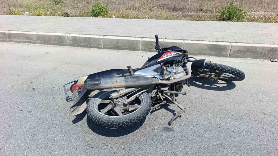 Yağ Dökülen Yolda Kayarak 50 Metre Sürüklenen Motosikletli Yaralandı