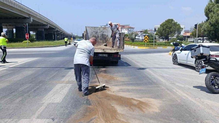 Yağ Dökülen Yolda Kayarak 50 Metre Sürüklenen Motosikletli Yaralandı