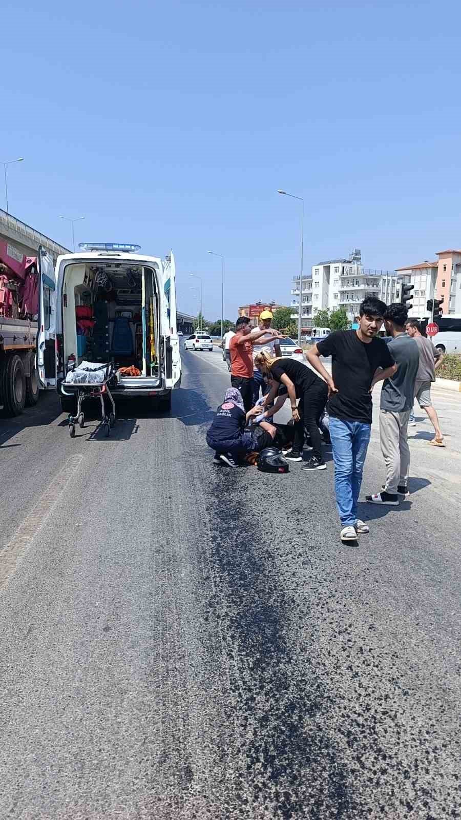 Yağ Dökülen Yolda Kayarak 50 Metre Sürüklenen Motosikletli Yaralandı