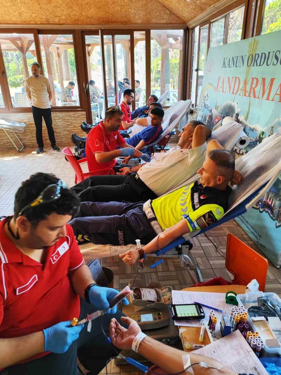 Antalya İl Jandarma Komutanlığı’ndan Kan Bağışına Destek