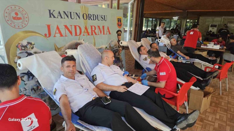 Antalya İl Jandarma Komutanlığı’ndan Kan Bağışına Destek