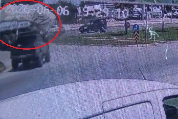 Kamyon Kavşağa Girerken Devrildi, Tomruklar Yola Savruldu