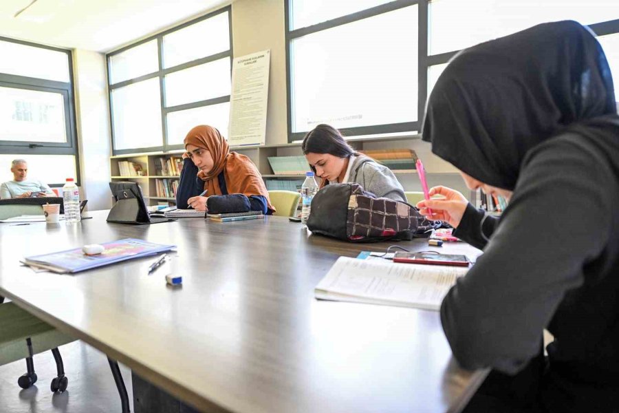 Mersin’de Okuma Salonları Öğrencilerin İkinci Adresi Oldu