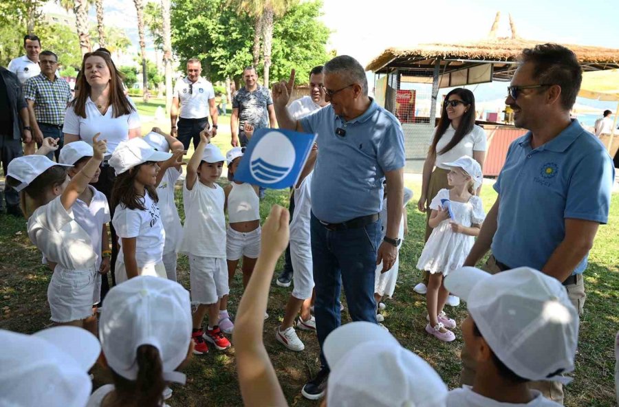 Kemer Belediyesi Halk Plajı’nda Mavi Bayrak Göndere Çekildi