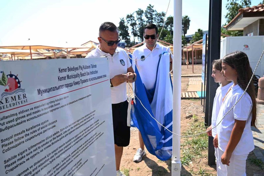 Kemer Belediyesi Halk Plajı’nda Mavi Bayrak Göndere Çekildi
