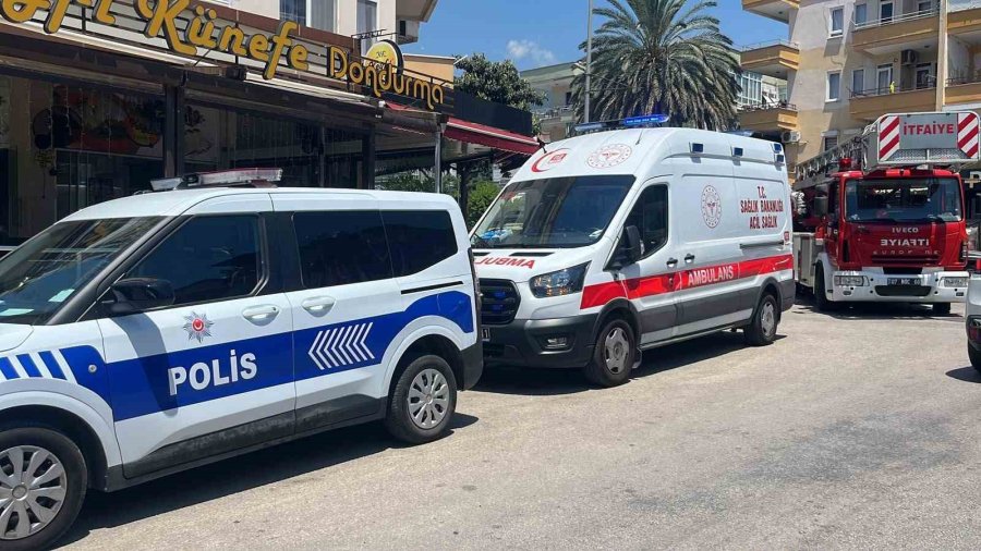 Alanya’da Bunalıma Girip Çatıya Çıkan Şahsı Polis Ekipleri İkna Etti