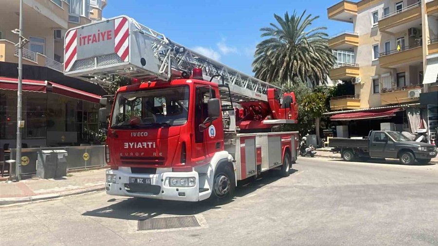 Alanya’da Bunalıma Girip Çatıya Çıkan Şahsı Polis Ekipleri İkna Etti