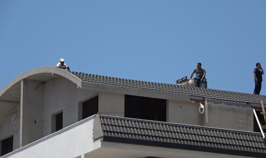 Alanya’da Bunalıma Girip Çatıya Çıkan Şahsı Polis Ekipleri İkna Etti