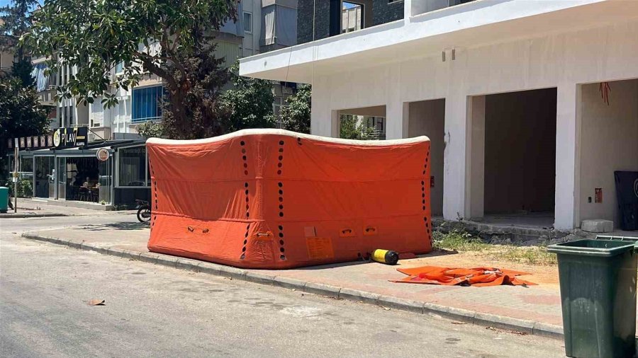 Alanya’da Bunalıma Girip Çatıya Çıkan Şahsı Polis Ekipleri İkna Etti