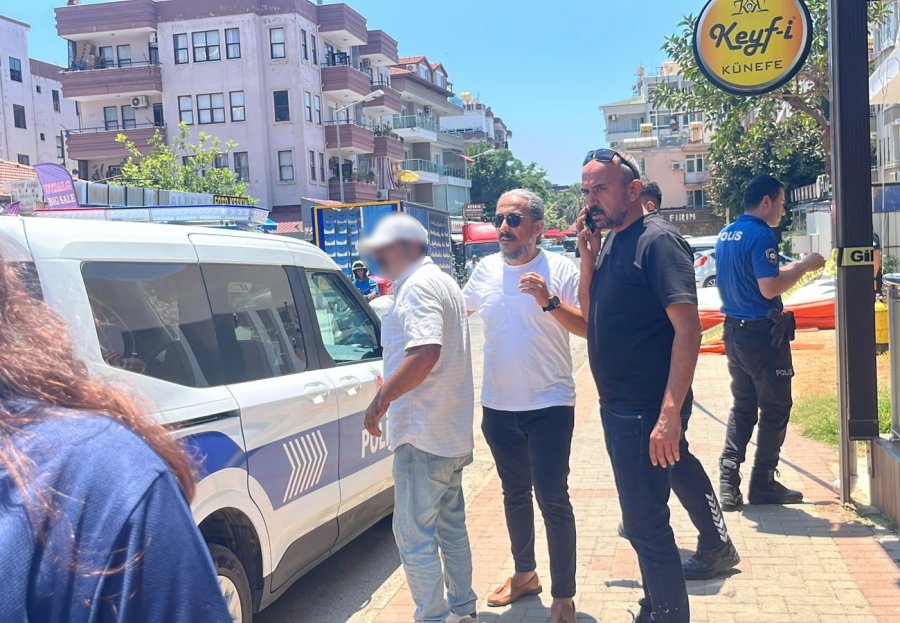 Alanya’da Bunalıma Girip Çatıya Çıkan Şahsı Polis Ekipleri İkna Etti