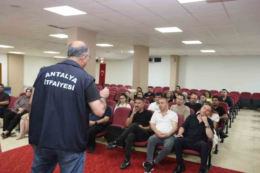 Aksu Belediyesi’nde Personele Yangın Eğitimi Ve Tatbikatı