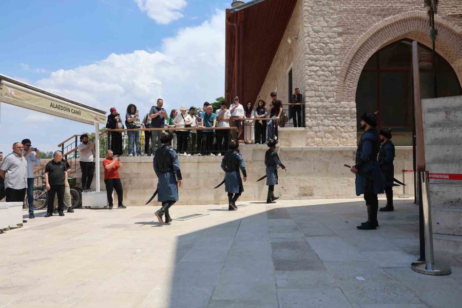 Konya’da Selçuklu Sultanlar Türbesi’nde Saygı Nöbeti Değişimi