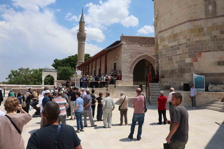 Konya’da Selçuklu Sultanlar Türbesi’nde Saygı Nöbeti Değişimi