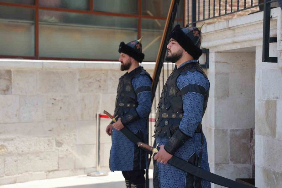 Konya’da Selçuklu Sultanlar Türbesi’nde Saygı Nöbeti Değişimi