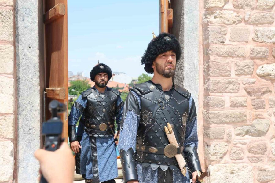 Konya’da Selçuklu Sultanlar Türbesi’nde Saygı Nöbeti Değişimi