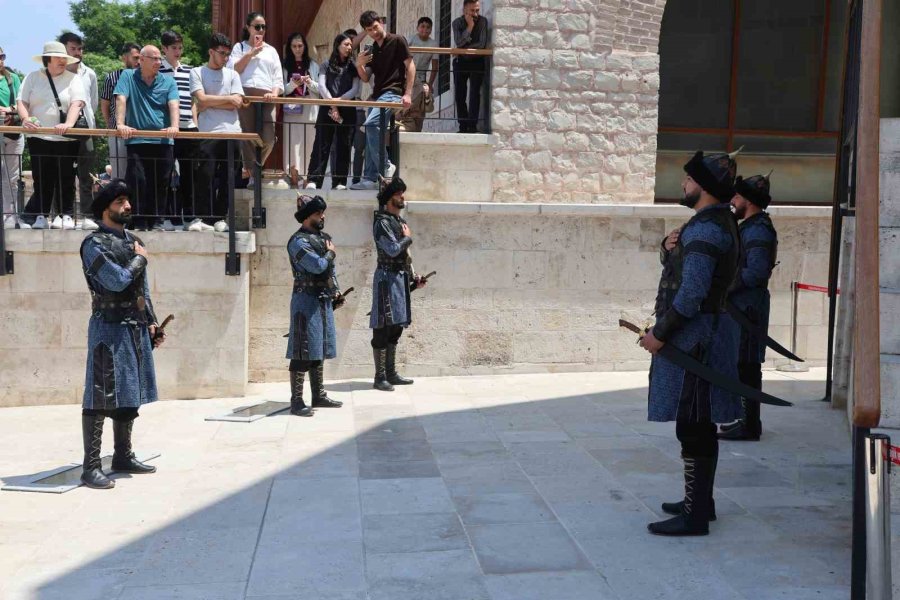 Konya’da Selçuklu Sultanlar Türbesi’nde Saygı Nöbeti Değişimi
