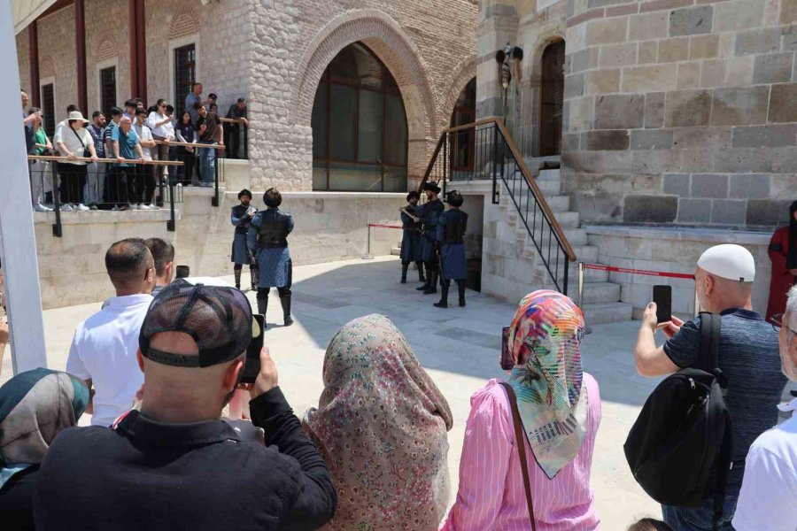 Konya’da Selçuklu Sultanlar Türbesi’nde Saygı Nöbeti Değişimi