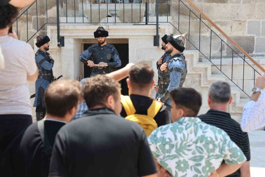 Konya’da Selçuklu Sultanlar Türbesi’nde Saygı Nöbeti Değişimi