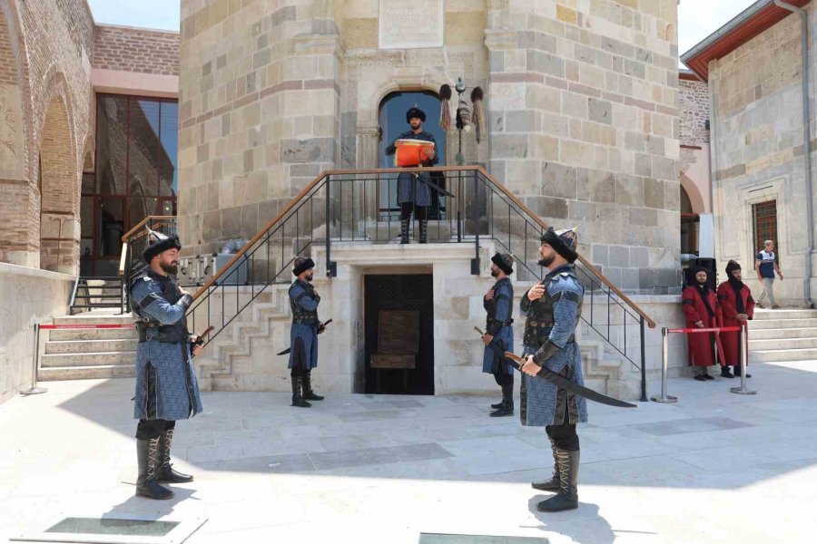 Konya’da Selçuklu Sultanlar Türbesi’nde Saygı Nöbeti Değişimi