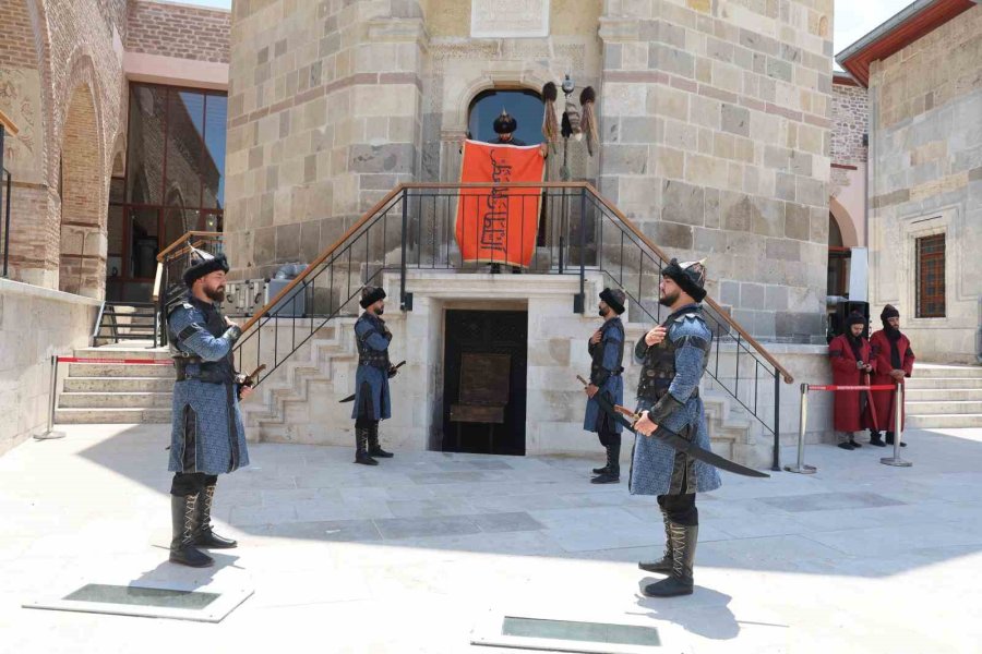 Konya’da Selçuklu Sultanlar Türbesi’nde Saygı Nöbeti Değişimi