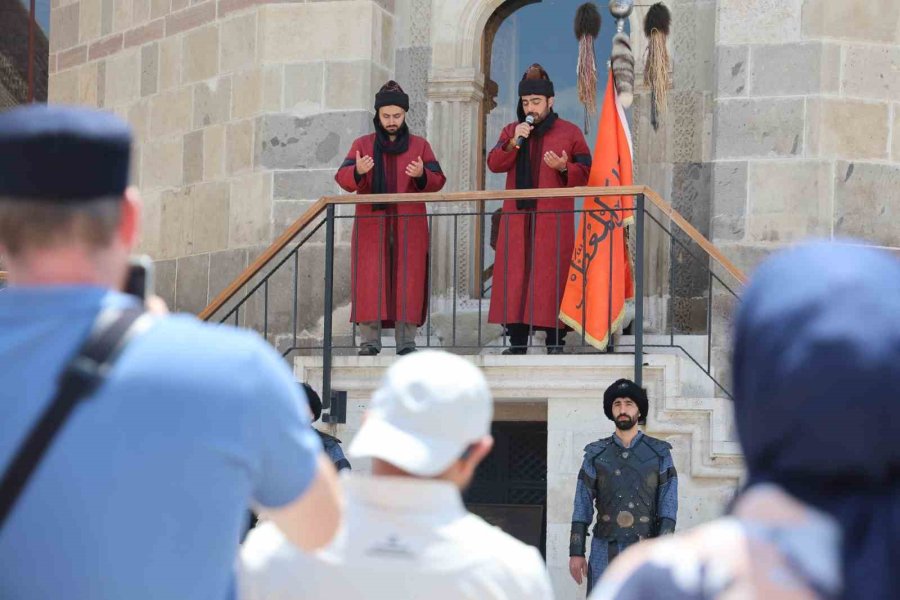 Konya’da Selçuklu Sultanlar Türbesi’nde Saygı Nöbeti Değişimi