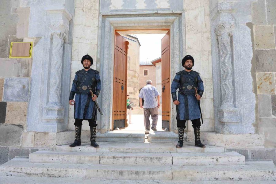 Konya’da Selçuklu Sultanlar Türbesi’nde Saygı Nöbeti Değişimi