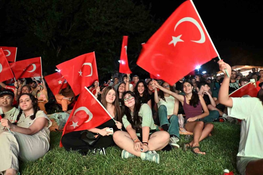 Muratpaşa’da Milli Heyecan Deniz Yüzü Kafe’de