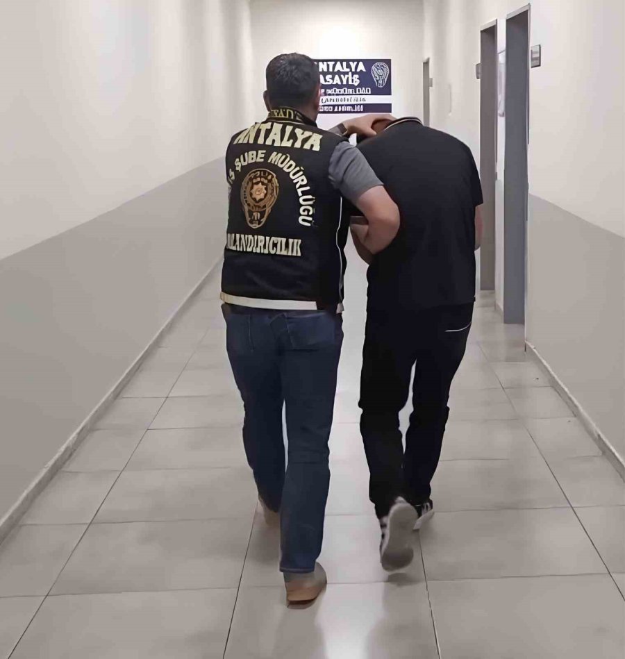 Şüpheli, Dolandırıcılık Parasını Çekerken Suçüstü Yakalandı
