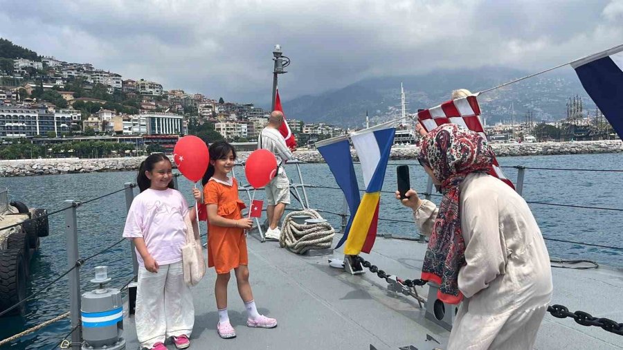 Alanya Limanı’nda Savaş Gemilerine Yoğun İlgi