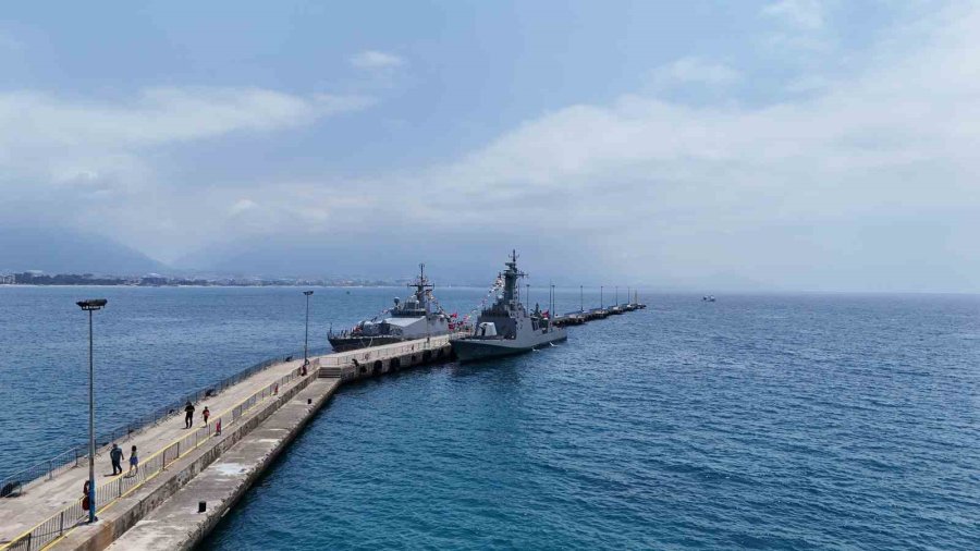 Alanya Limanı’nda Savaş Gemilerine Yoğun İlgi