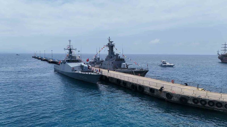 Alanya Limanı’nda Savaş Gemilerine Yoğun İlgi