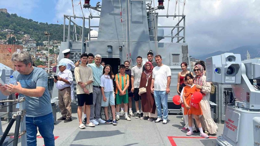 Alanya Limanı’nda Savaş Gemilerine Yoğun İlgi