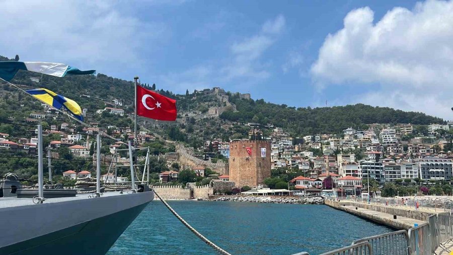 Alanya Limanı’nda Savaş Gemilerine Yoğun İlgi