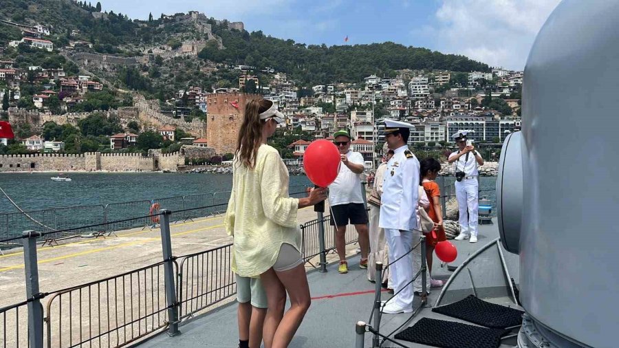 Alanya Limanı’nda Savaş Gemilerine Yoğun İlgi