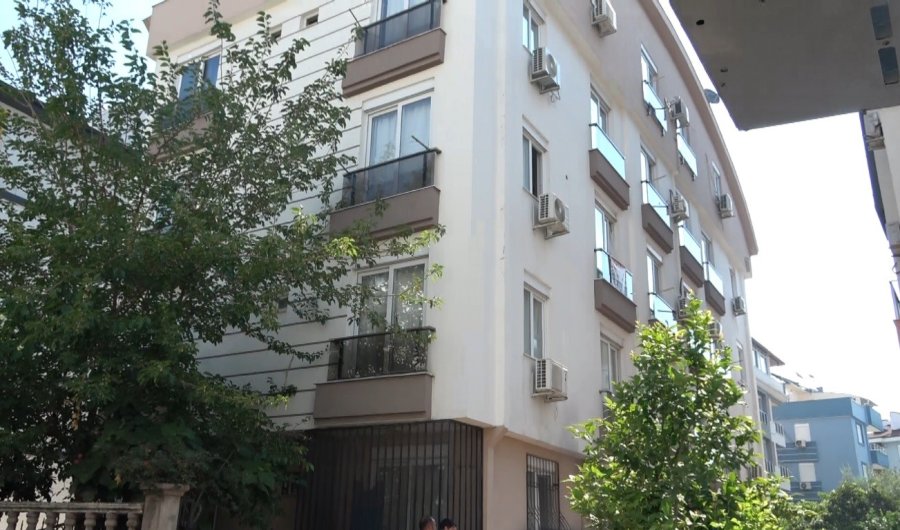 Kendini Kilitlediği Evi Yakmaya Çalıştı, Yakalanınca Sinir Krizi Geçirdi