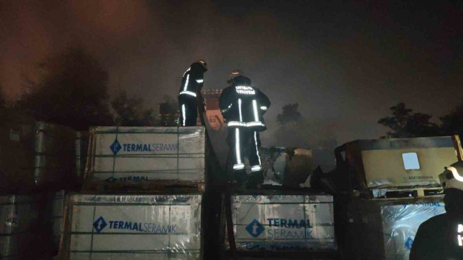 Seramik Parçaları Satılan İş Yerinde Yangın