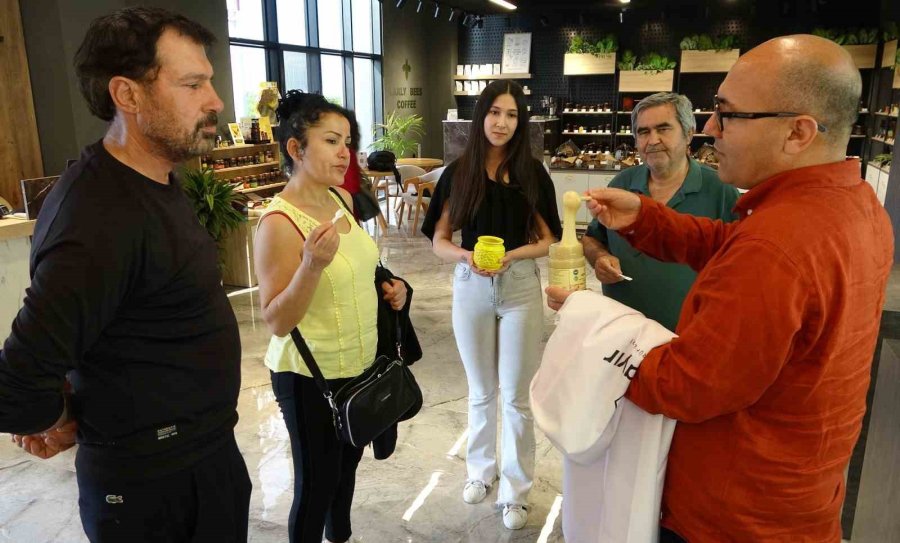 Bu Da Beyaz Bal: Gören Önce İnanmıyor Ama Tamamen Gerçek Ve Doğal Bal