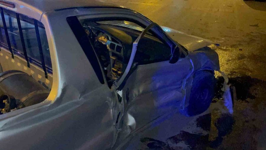 Karaman’da Karşı Şeride Geçen Pikap Park Halindeki 3 Araca Çarptı: 1 Yaralı