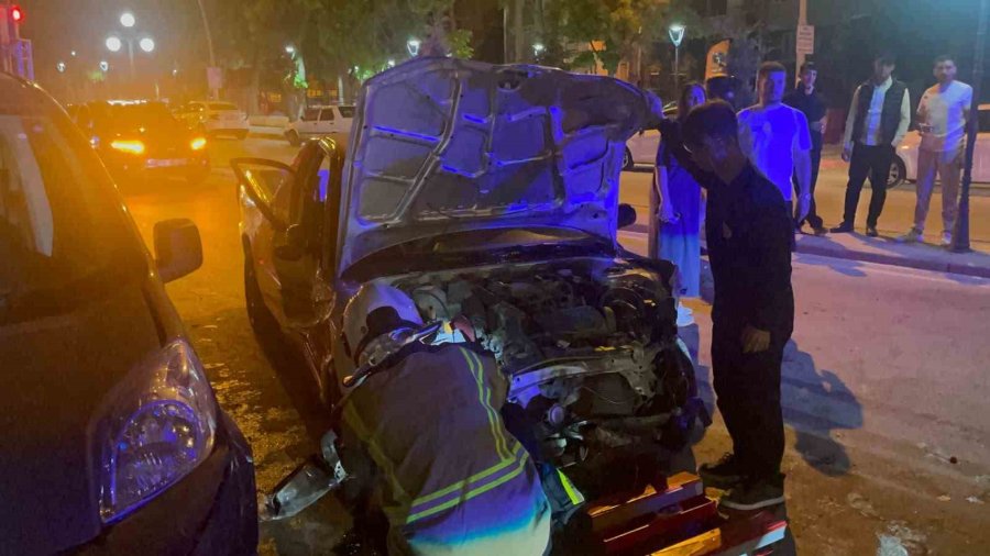 Karaman’da Karşı Şeride Geçen Pikap Park Halindeki 3 Araca Çarptı: 1 Yaralı