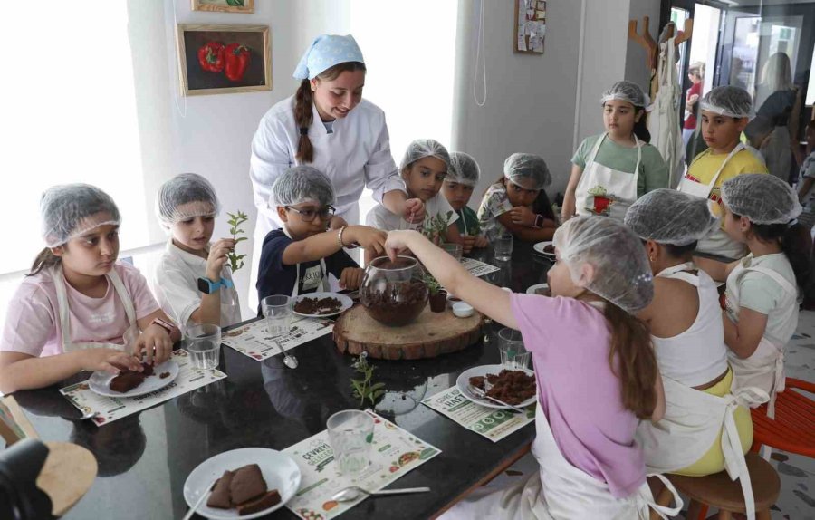 Mersin’de Çocuklar Atıkları Sanata Dönüştürdü