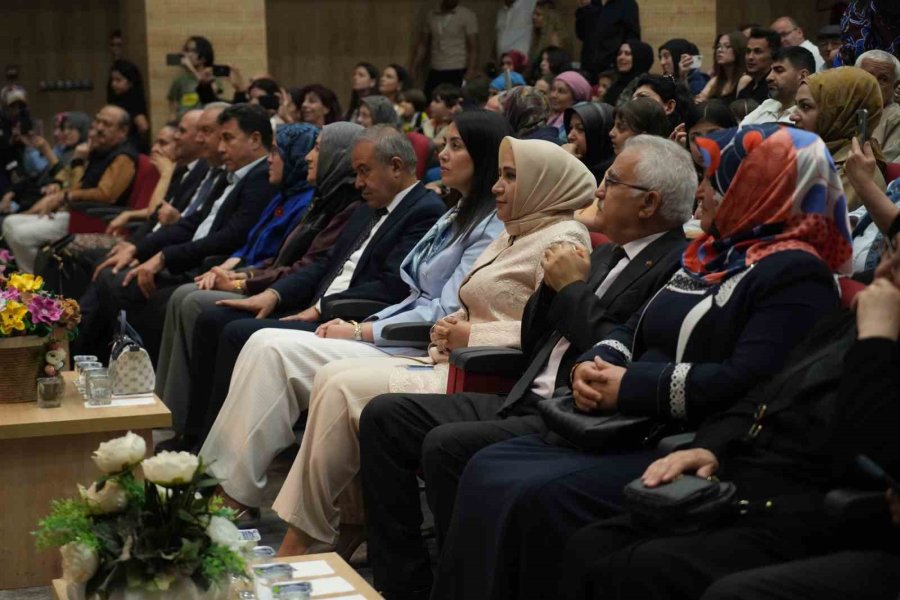 ’nahita’nın Renkleri Defilesi’ Büyük Beğeni Topladı