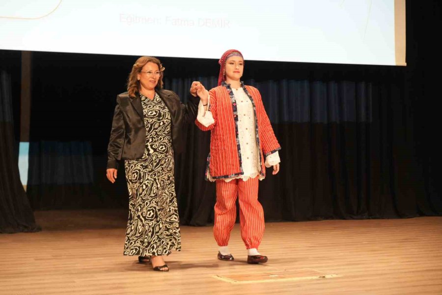’nahita’nın Renkleri Defilesi’ Büyük Beğeni Topladı