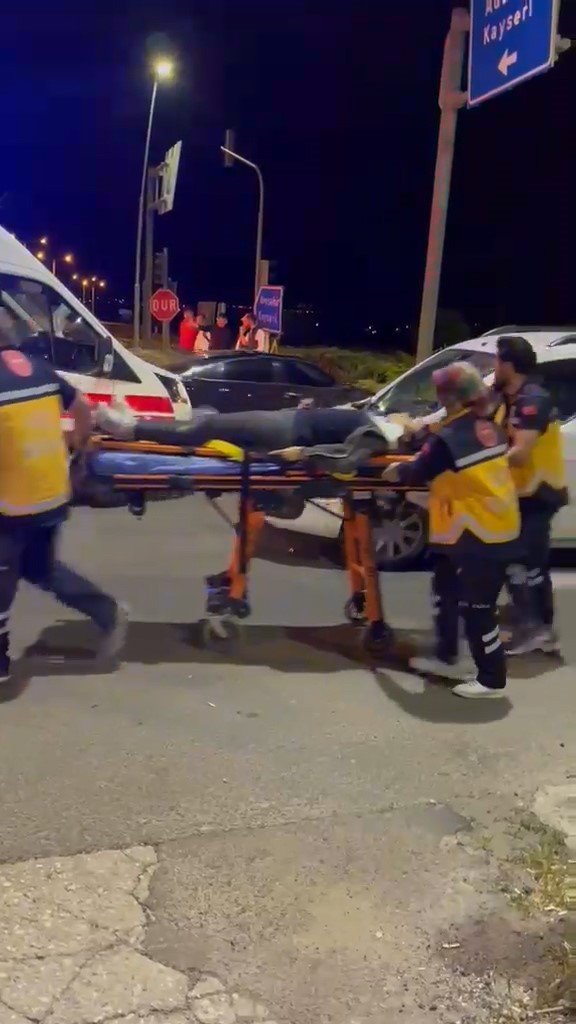 Niğde-bor Yolunda Trafik Kazası: 4 Kişi Yaralandı