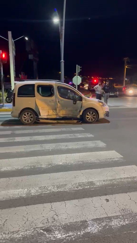 Niğde-bor Yolunda Trafik Kazası: 4 Kişi Yaralandı