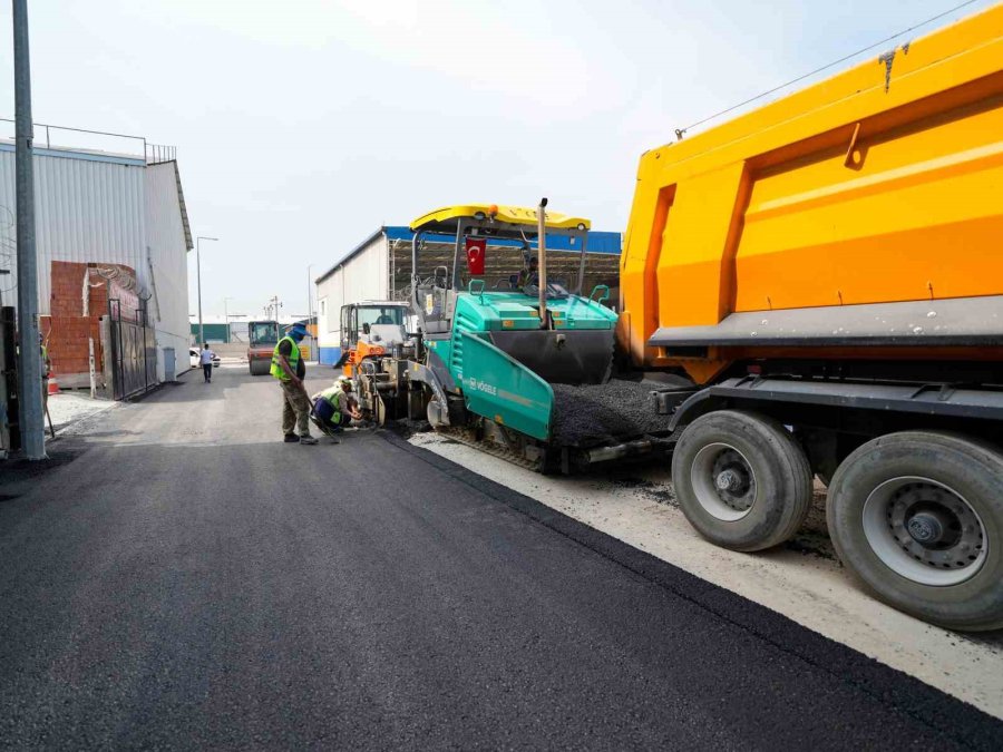 Tarsus’ta 23 Sokakta Sıcak Asfalt Çalışması